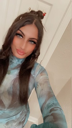 Riyalovesyou_escort_image